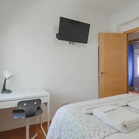 C75 - Comfy 3 Bedroom Near Center Apartment *